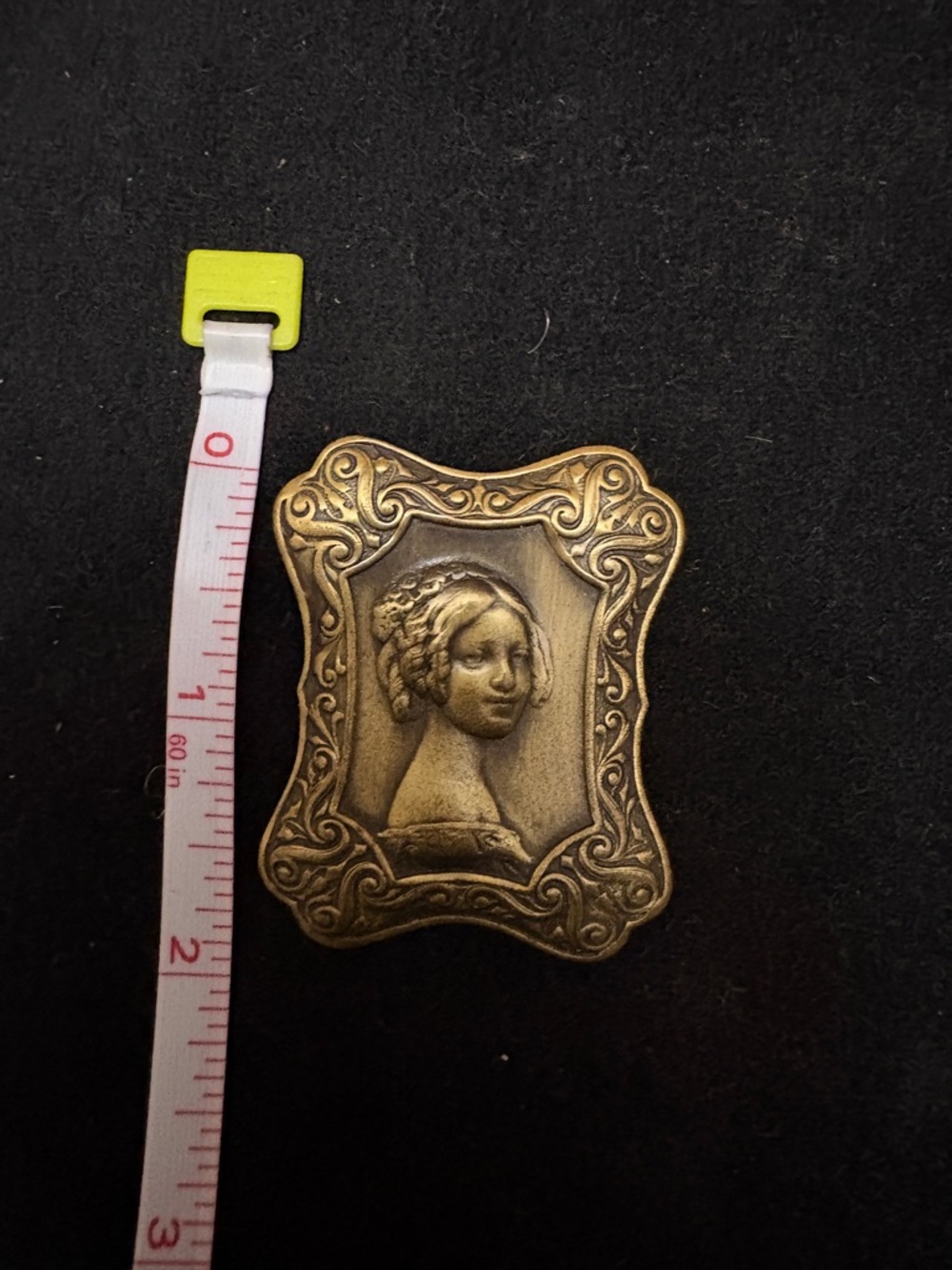 Antique-Style Bronze Cameo Brooch with Woman Profile - Picture 3 of 4